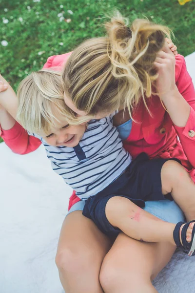 Mère s'amuse avec son fils sur la couverture — Photo