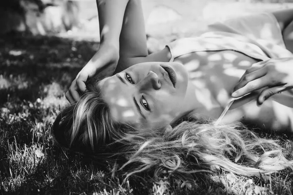Vrouw liggend op gras — Stockfoto