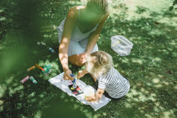 Anne oğluyla birlikte boyama — Stok fotoğraf