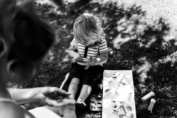 Mãe com filho pintando juntos — Fotografia de Stock