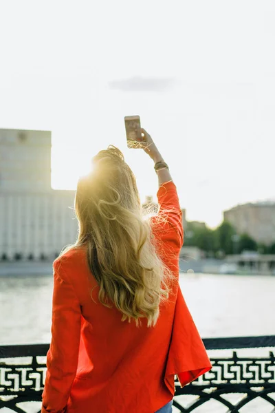 Frau in roter Jacke macht Selfie — Stockfoto
