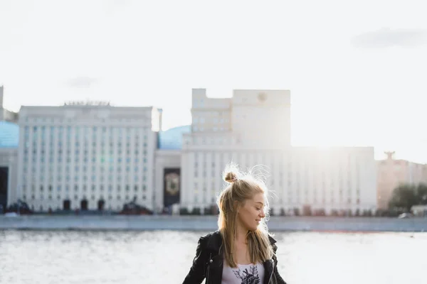 Blondine posiert an Stadtpromenade — Stockfoto