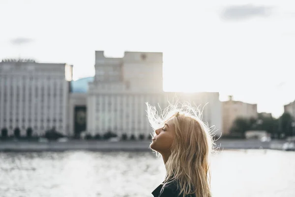 Blonde woman posing at urban promenade — Stock Photo, Image