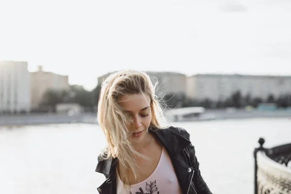 Blonde woman posing at urban promenade — Stock Photo, Image