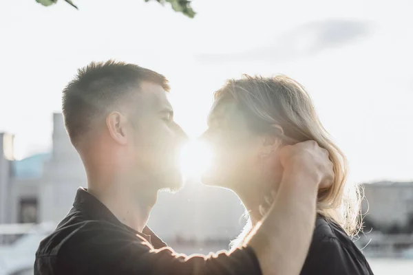 Donna e uomo che si baciano — Foto Stock