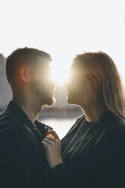 Frau und Mann küssen sich — Stockfoto