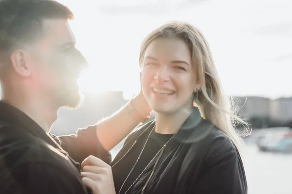 Frau und Mann an der Stadtpromenade — Stockfoto