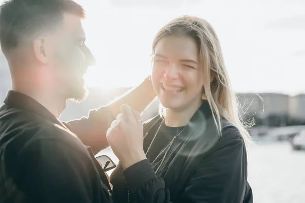 Kobieta i mężczyzna przy promenadzie miejskiej — Zdjęcie stockowe