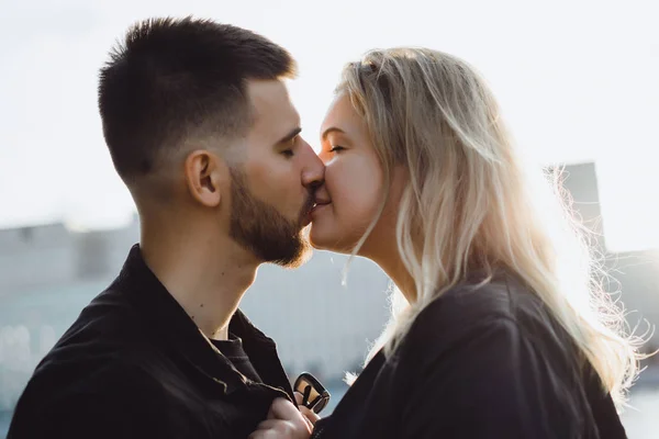 Mulher e homem beijando uns aos outros — Fotografia de Stock