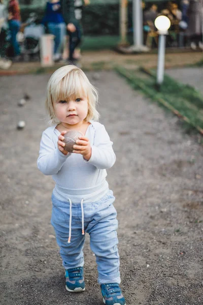 Çocuk holding topu elinde — Stok fotoğraf