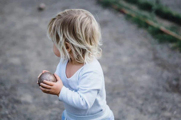 Мальчик держит мяч в руках — стоковое фото