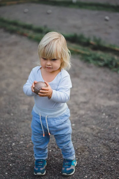 Menino segurando bola nas mãos — Fotografia de Stock