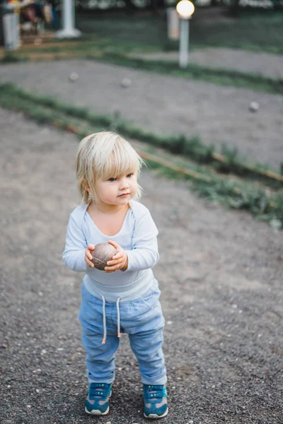 Boy držení míče v rukou — Stock fotografie