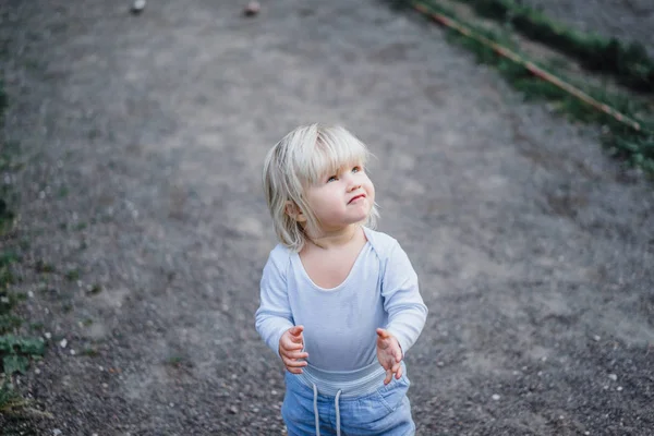 Blondes Kind klatscht in die Hände — Stockfoto