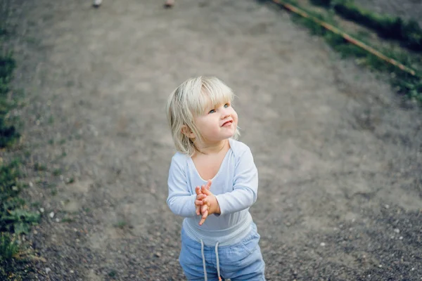 Блондинка дитина плескає руками — стокове фото