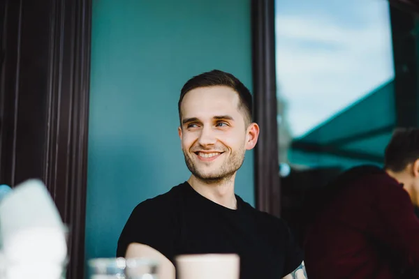 Retrato de homem bonito — Fotografia de Stock