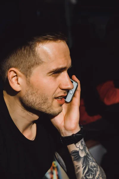 Dövmeli adam telefonda konuşurken — Stok fotoğraf