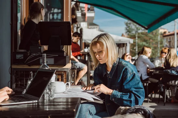 Ragazza che lavora nel caffè — Foto Stock