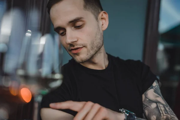 Hombre tatuado serio en la terraza de verano — Foto de Stock