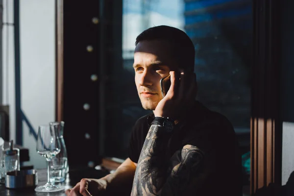 전화 통화 하는 문신된 남자 — 스톡 사진