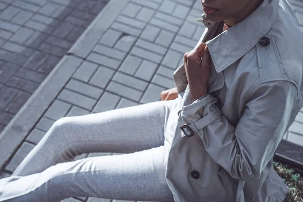 Uomo in cappotto in posa in strada caffè — Foto Stock