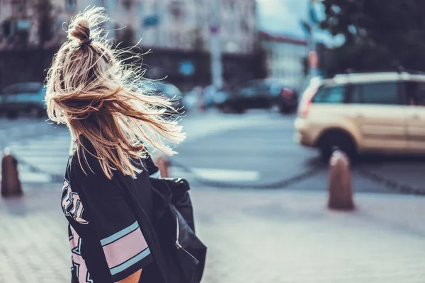 Женщина в футболке гуляет по городской улице — стоковое фото