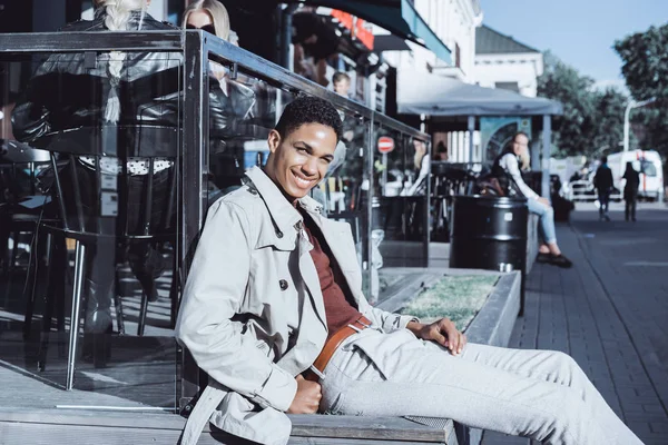 Homem de casaco posando no café de rua — Fotografia de Stock