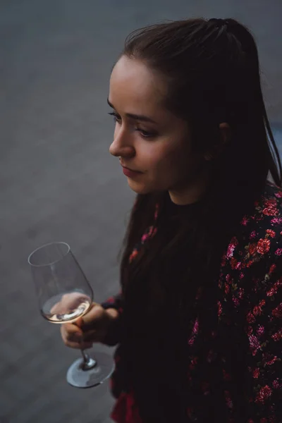 세련 된 젊은 여 자가 거리에서 와인을 마시는 — 스톡 사진