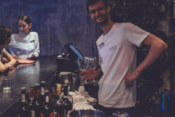 Barman sonriendo a la cámara —  Fotos de Stock