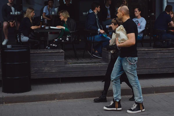 Sokakta yürüyen insanlar — Stok fotoğraf