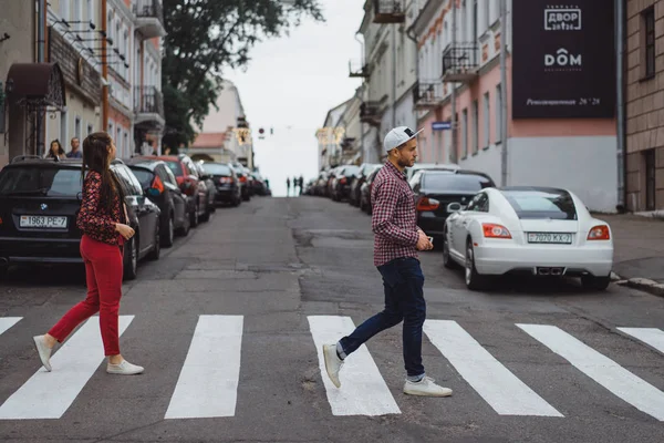 Pareja cruzando acera — Foto de Stock