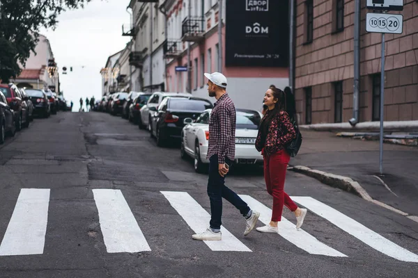Casal cruzando calçada — Fotografia de Stock