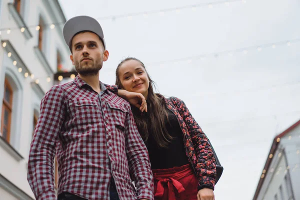 Elegante joven pareja posando al aire libre — Foto de Stock