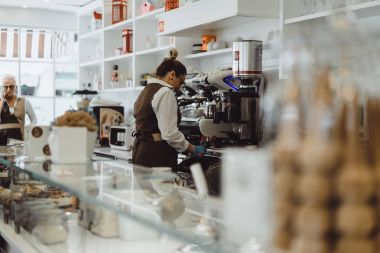 kadın barista kahve bira