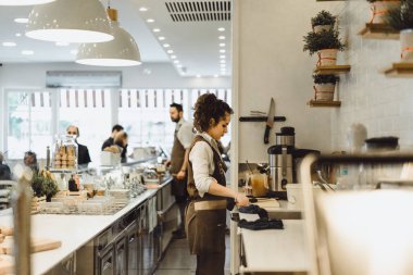 barista müşterilerine hizmet
