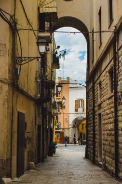 eski cepheler ile boş dar sokak