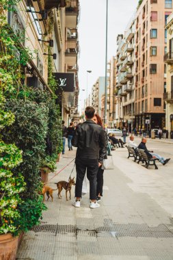 ARIZİ insanlar sokak üzerinde yürüme