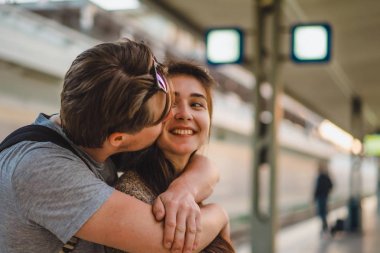 Kentsel olay yerinde sarılma Çift