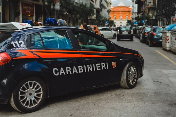 Polisbil parkerad i urban street — Stockfoto