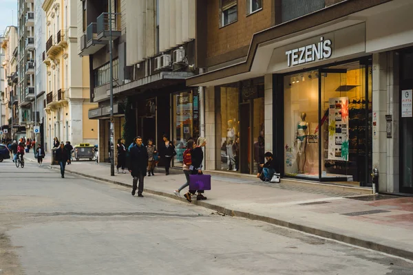 ARIZİ insanlar sokak üzerinde yürüme