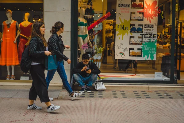 ARIZİ insanlar sokak üzerinde yürüme — Stok fotoğraf