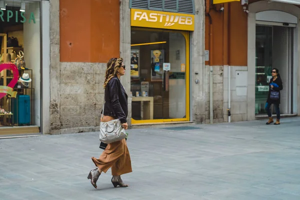 ARIZİ insanlar sokak üzerinde yürüme — Stok fotoğraf