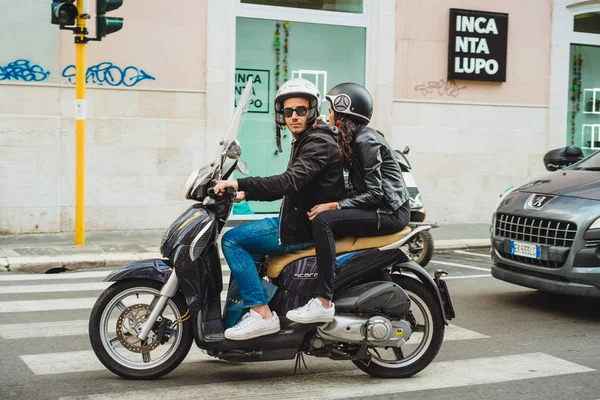 Man och kvinna på motorcykel — Stockfoto