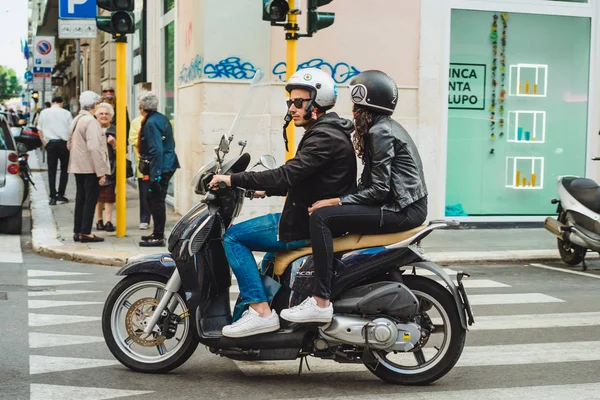 Erkek ve kadın motosiklet üzerinde — Stok fotoğraf