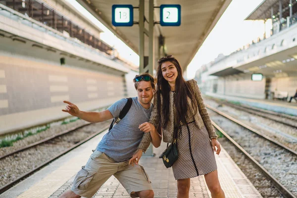 Mutlu çifte tren istasyonu — Stok fotoğraf