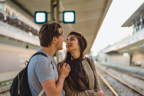 Pareja en la estación de tren —  Fotos de Stock