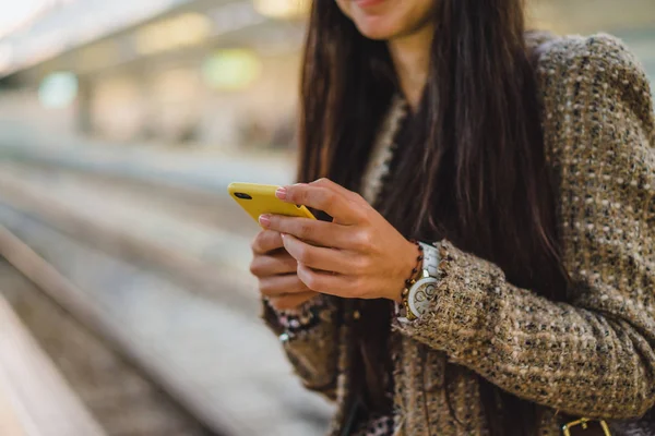 açık havada Smartphone kullanan kadın