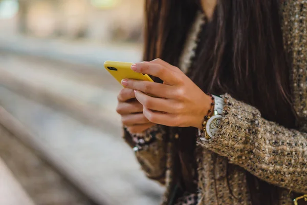 Woman using smartphone outdoors — Stock Photo, Image