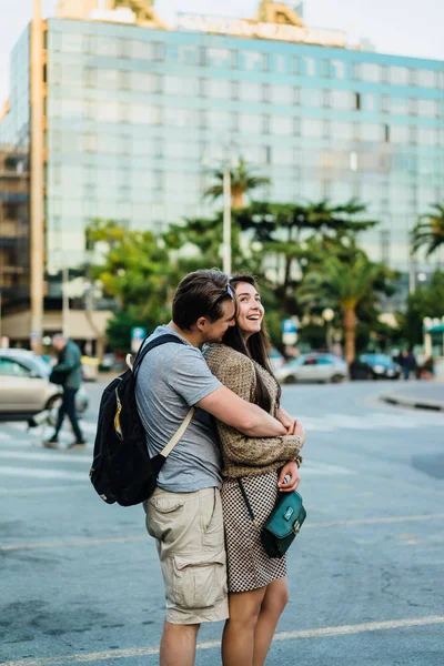 Casal abraço na cena urbana — Fotografia de Stock