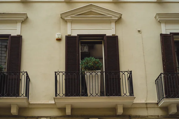 Balkon met bloem decoratie in pot — Stockfoto